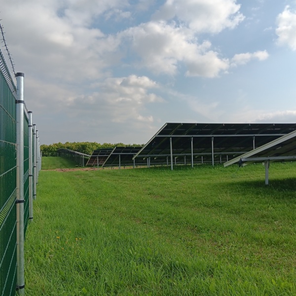 Datei:Bürger-PV-Anlage Richtung Süden.jpg